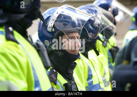 La polizia di tumulto ingranaggio G20 Linea p di forze di polizia in tenuta da sommossa al vertice G20 protesta, Londra Foto Stock