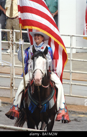 Cowgirl detiene bandiera americana per l inno nazionale a cavallo presso il Dutchess County Fair di Rhinbeck New York Foto Stock