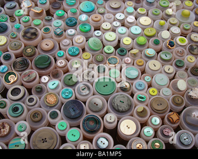 I pulsanti colorati visualizzati in stallo del mercato Foto Stock