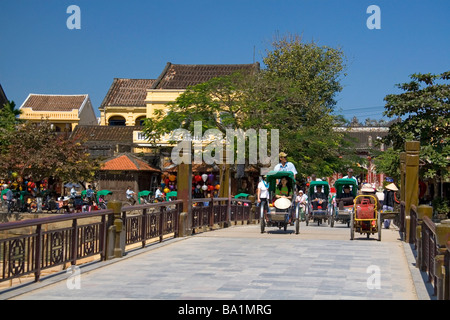 Bridge crossing fiume Thu Bon a Hoi An Vietnam Foto Stock