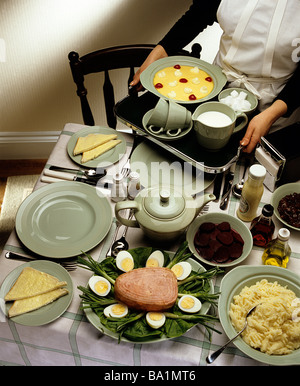 Nello stile degli anni '50 che serve cibo Foto Stock