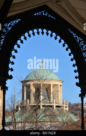 Vista da Musikpavillon (musica pavillon) sulla Schlossplatz alla cupola di Kunstgebäude (arte edificio), Stoccarda, Germania Foto Stock