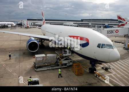 Un British Airways Boeing 777-200 aeromobile siede su asfalto a Sydney Kingsford Smith International Airport Foto Stock