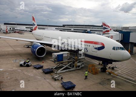 Un British Airways Boeing 777-200 aeromobile siede su asfalto a Sydney Kingsford Smith International Airport Foto Stock