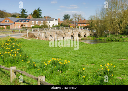 Tilford, Surrey, Regno Unito. Ponte sul fiume Wey. Foto Stock