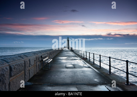 Il molo di Tynemouth, molo nord su un inverni di sunrise Foto Stock