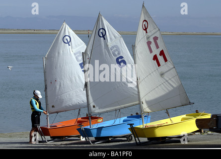 Giovani velisti si prepara per il lancio di un optimist dinghy a Nelson Yacht Club, Nuova Zelanda Foto Stock