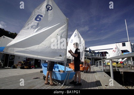 Giovani velisti si prepara per il lancio di un optimist dinghy a Nelson Yacht Club, Nuova Zelanda Foto Stock