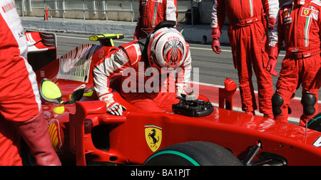 Kimi RAEIKKOENEN esce di Ferrari F60 auto durante un test di Formula Uno in sessioni di Marzo 2009 Foto Stock