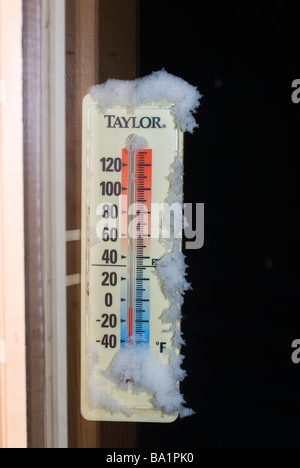 Termometro registra una notte fredda in Colorado pedemontana al di fuori di Boulder meno otto gradi o otto gradi sotto zero Foto Stock