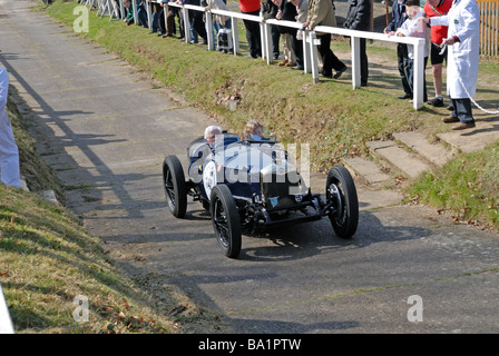 VM 4913 a 1928 Riley Brooklands Julian bottino salendo sulla velocità di Brooklands Museum collina prova sfida celebra la Foto Stock