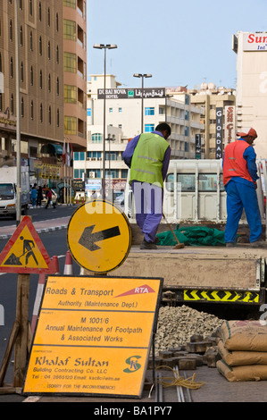 Lavoratori riparazione di strade nel settore di Bur Dubai Foto Stock