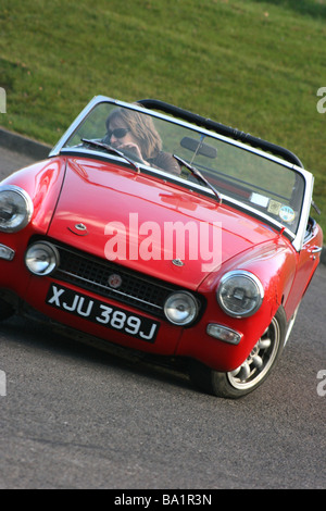 MG Midget marcia in curva a velocità durante un evento di autotest in Delamont Country Park, County Down, Irlanda del Nord Foto Stock