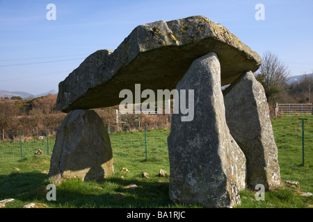 Treppiede Ballykeel dolmen tomba del portale sud della contea di Armagh nell'Irlanda del nord Foto Stock