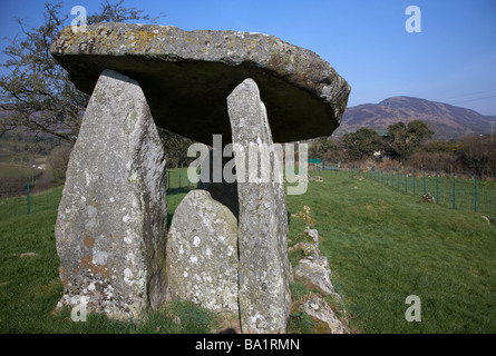 Treppiede Ballykeel dolmen tomba del portale sud della contea di Armagh nell'Irlanda del nord Foto Stock
