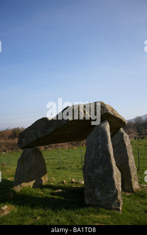 Treppiede Ballykeel dolmen tomba del portale sud della contea di Armagh nell'Irlanda del nord Foto Stock