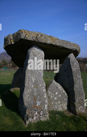 Treppiede Ballykeel dolmen tomba del portale sud della contea di Armagh nell'Irlanda del nord Foto Stock