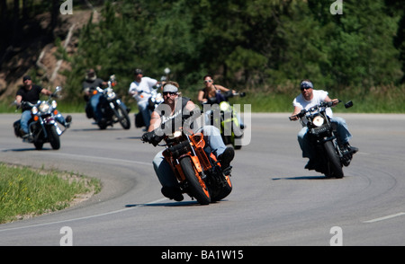 Motociclisti di equitazione in gruppo Sturgis Motorcycle Rally South Dakota USA Foto Stock