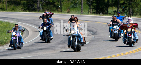 Motociclisti di equitazione in gruppo Sturgis Motorcycle Rally South Dakota USA Foto Stock