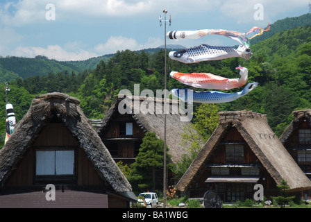 Carp Streamer di fronte in stile Giapponese Casa in Giappone Foto Stock