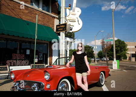 Modello femminile con 1956 Ford Thunderbird presso Sun Records Studio di Memphis. La casa di Elvis e il luogo di nascita del Rock & Roll Foto Stock