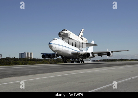 Lo Space Shuttle Endeavour montato su di una variante di Boeing 747 vettore navetta di aeromobili. Foto Stock