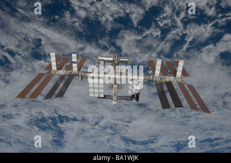 Marzo 25, 2009 - La Stazione Spaziale Internazionale, backdropped da un blu e bianco messa a terra. Foto Stock