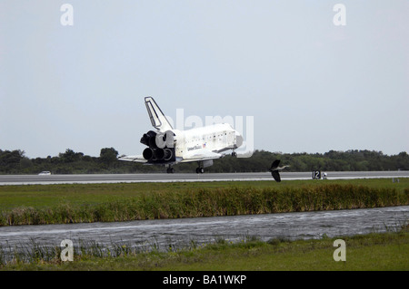 Lo Space Shuttle Discovery atterra sulla pista al Kennedy Space Center. Foto Stock