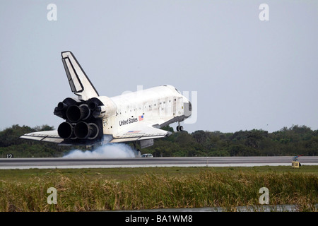 Lo Space Shuttle Discovery atterra sulla pista al Kennedy Space Center. Foto Stock