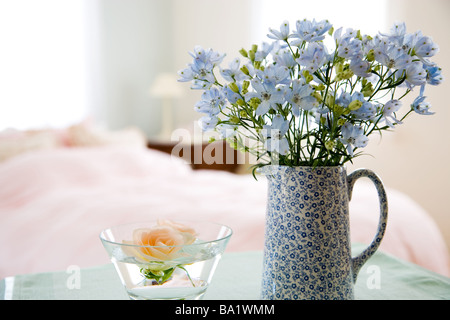 Vaso di fiori con vetro galleggiante Ware Foto Stock