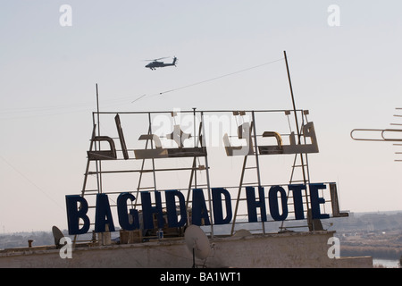 Un AH-64 Apache in volo su Baghdad Hotel nel centro di Baghdad in Iraq. Foto Stock