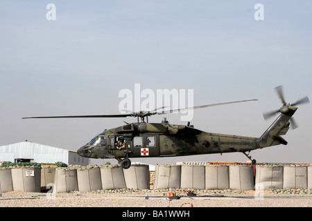 Baqubah, Iraq - Un UH-60 Blackhawk si prepara a terra a Camp Warhorse per fare rifornimento. Foto Stock