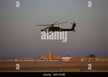 Di Tikrit in Iraq - Un AH-64 elicottero Apache vola dalla torre di controllo su Camp Speicher. Foto Stock