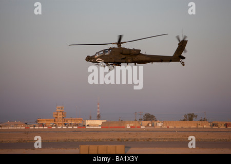 Di Tikrit in Iraq - Un AH-64 elicottero Apache vola dalla torre di controllo su Camp Speicher. Foto Stock