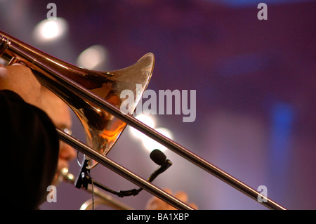 Strumenti musicali, trombone presso un sul palco le prestazioni Foto Stock