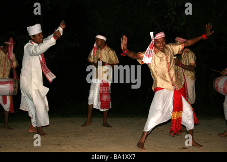 Assamese uomini in abito tradizionale eseguendo una vibrante Bihu Dhol Dance Foto Stock