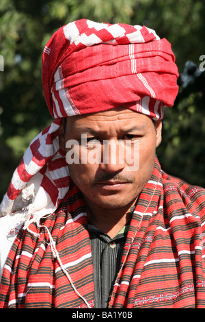 Ritratto di Indian Mishing Tribe Uomo in abito tradizionale Foto Stock