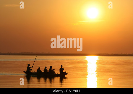 La pesca in barca al tramonto sul fiume Brahmaputra, Assam, India Foto Stock