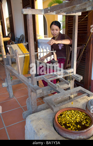 Donna vietnamita di filatura da seta il baco da seta cocoon in Hoi An Vietnam Foto Stock