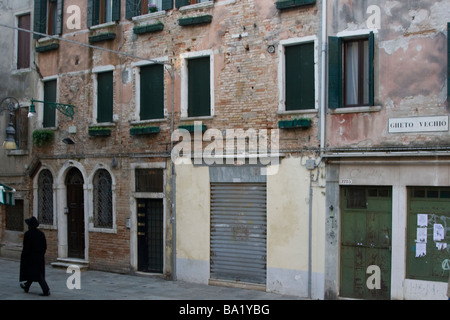 Un uomo ebraico nel ghetto Vechio il vecchio ghetto ebraico di Venezia Italia Foto Stock