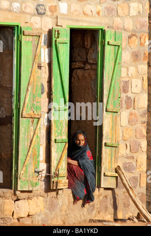 Donna musulmana in un portale in Ayoun El Atrous in Mauritania Africa occidentale Foto Stock