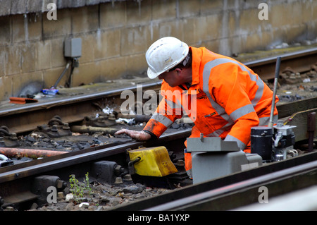 Operaio ferroviario riparazione di punti su una linea ferroviaria, Gran Bretagna, Regno Unito Foto Stock