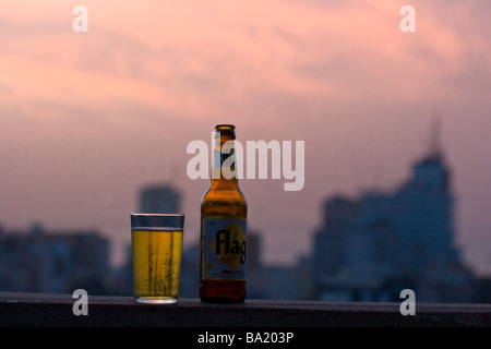 Bandiera birra senegalese e la Skyline di Dakar in Senegal Foto Stock