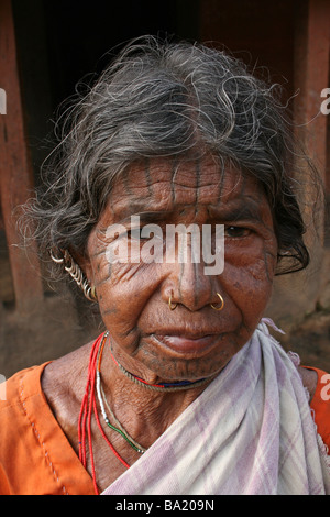 Ritratto di donna anziana del Kutia Kondh con tatuaggi facciali, Orissa, India Foto Stock