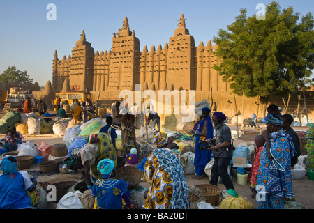 La grande moschea sul giorno di mercato in Djenne Mali Foto Stock