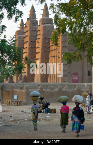 La grande moschea sul giorno di mercato in Djenne Mali Foto Stock