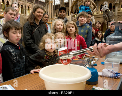 Il museo a Oxford ha una giornata della scienza per i bambini così la condensazione di un gas in un possibile distrugge Foto Stock