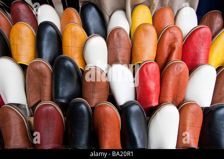 Babouches marocchino o pelle pantofole nel Souk della Medina di Fez Marocco Foto Stock