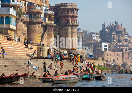 La balneazione indù in il Gange e il Alamgir moschea a Varanasi India Foto Stock