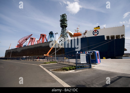 Fiume Tyne e il vettore Osprey caricato con i cacciatori di Swan gru destinate a Mumbai in India Foto Stock